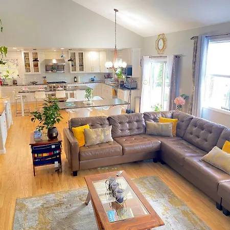 Bright, Big Home Walking Distance To Mcintosh Lake